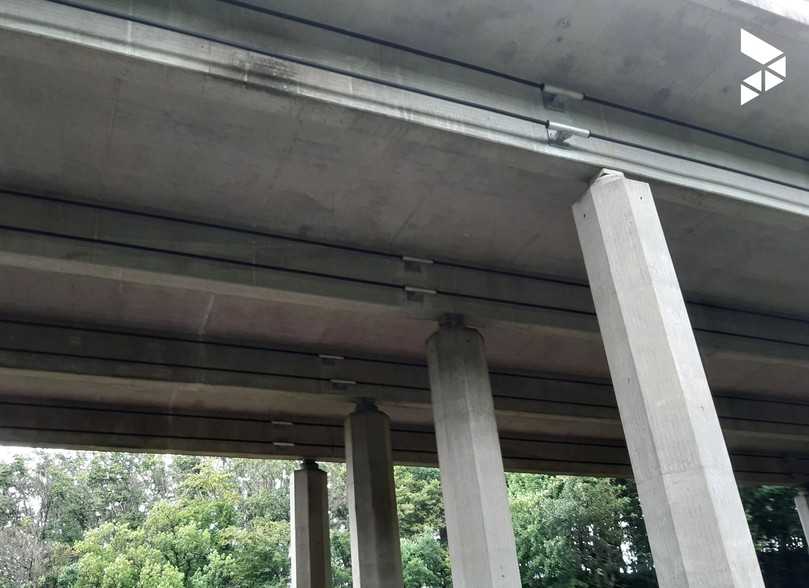 Talbrücke der A44 über den Lüner Bach bei Unna: Die Brückenhauptträger wurden durch den Einbau zusätzlicher externer Spannglieder verstärkt. | Foto: Dywidag