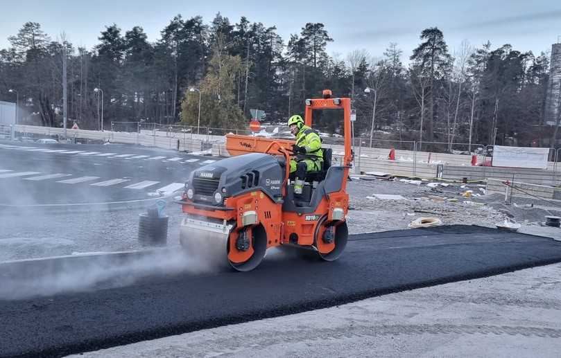 Die Elektro-Tandemwalzen der Serie HD CompactLine liefern auch bei niedrigen Temperaturen eine hohe Verdichtungsleistung. | Foto: Wirtgen Group Die Elektro-Tandemwalzen der Serie HD CompactLine liefern auch bei niedrigen Temperaturen eine hohe Verdichtungsleistung. | Foto: Wirtgen Group