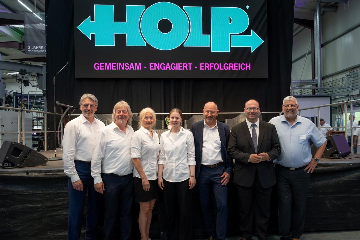 Die Familie und Geschäftsführung von Holp sowie die Redner des Abends: v.l. Dieter Schnittjer, Günter Holp, Annett Holp, Hannah Holp, Torsten Schick, Bürgermeister Armin Mößner, Joachim Schmid | Foto: Holp GmbH