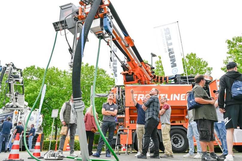 Große Spülwagen verschiedener Hersteller auf dem Ausstellungsgelände des „Tags der Kanalreinigung“ | Foto: IKT