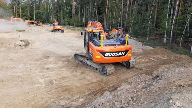 Maschinensteuerungen von Leica, Trimble oder Moba sind jetzt ab Werk für Doosan-Maschinen von 14 bis 30 Tonnen erhältlich. Doosan hofft, sich dadurch von seinen Wettbewerbern absetzen zu können. | Foto: Doosan Maschinensteuerungen von Leica, Trimble oder Moba sind jetzt ab Werk für Doosan-Maschinen von 14 bis 30 Tonnen erhältlich. Doosan hofft, sich dadurch von seinen Wettbewerbern absetzen zu können. | Foto: Doosan