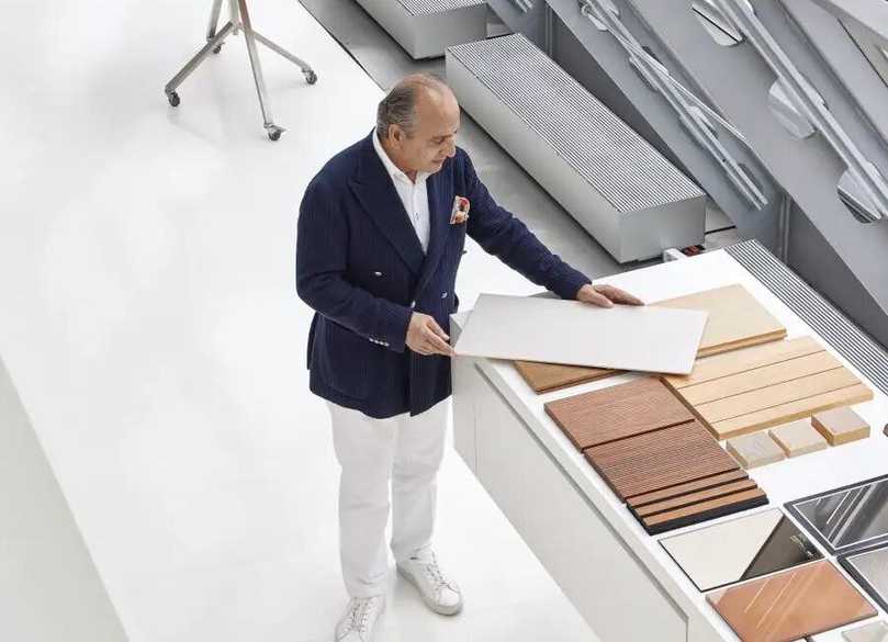 Stararchitekt Hadi TeheraniFür „Kunst im Raum“: Star-Architekt Hadi Teherani über seine neue Fliesenkollektion von Agrob-Buchtal, die auf der BAU vorgestellt wird. | Foto: Agrob Buchtal Stararchitekt Hadi TeheraniFür „Kunst im Raum“: Star-Architekt Hadi Teherani über seine neue Fliesenkollektion von Agrob-Buchtal, die auf der BAU vorgestellt wird. | Foto: Agrob Buchtal