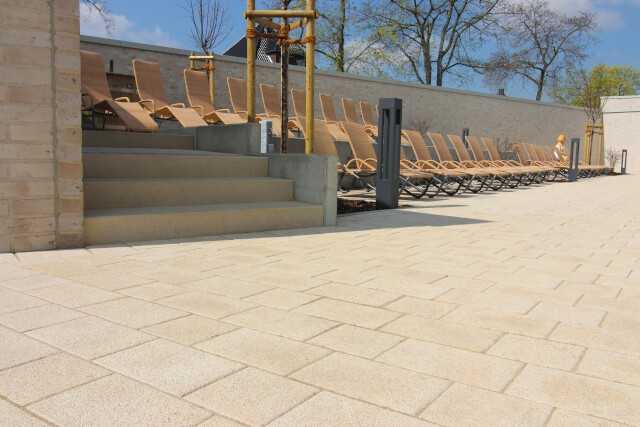 Die Bewegungsflächen rund um das Solebecken wurden mit einem Stein in einem gelb-beigen Sonderfarbton gestaltet.