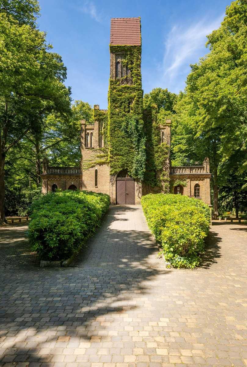 Die Feierhalle auf dem Spandauer Friedhof „In den Kisseln“. Nach dem Vorbild des bereits vorhandenen Klinkerpflasters kreierte Vandersanden neue Ziegel für die Befestigung von Wegen auf dem Gelände. | Foto: Vandersanden