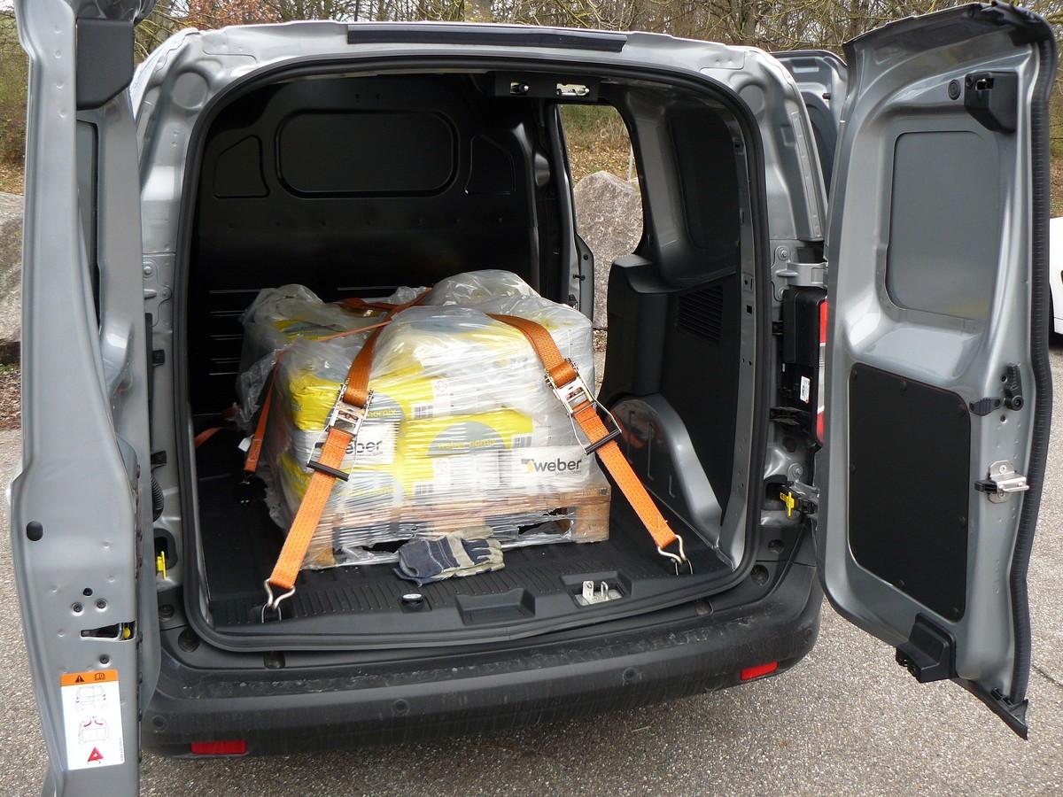 Lastenträger: Staplerfahrer zirkeln die Palette auch quer ins Heck. | Foto: Randolf Unruh