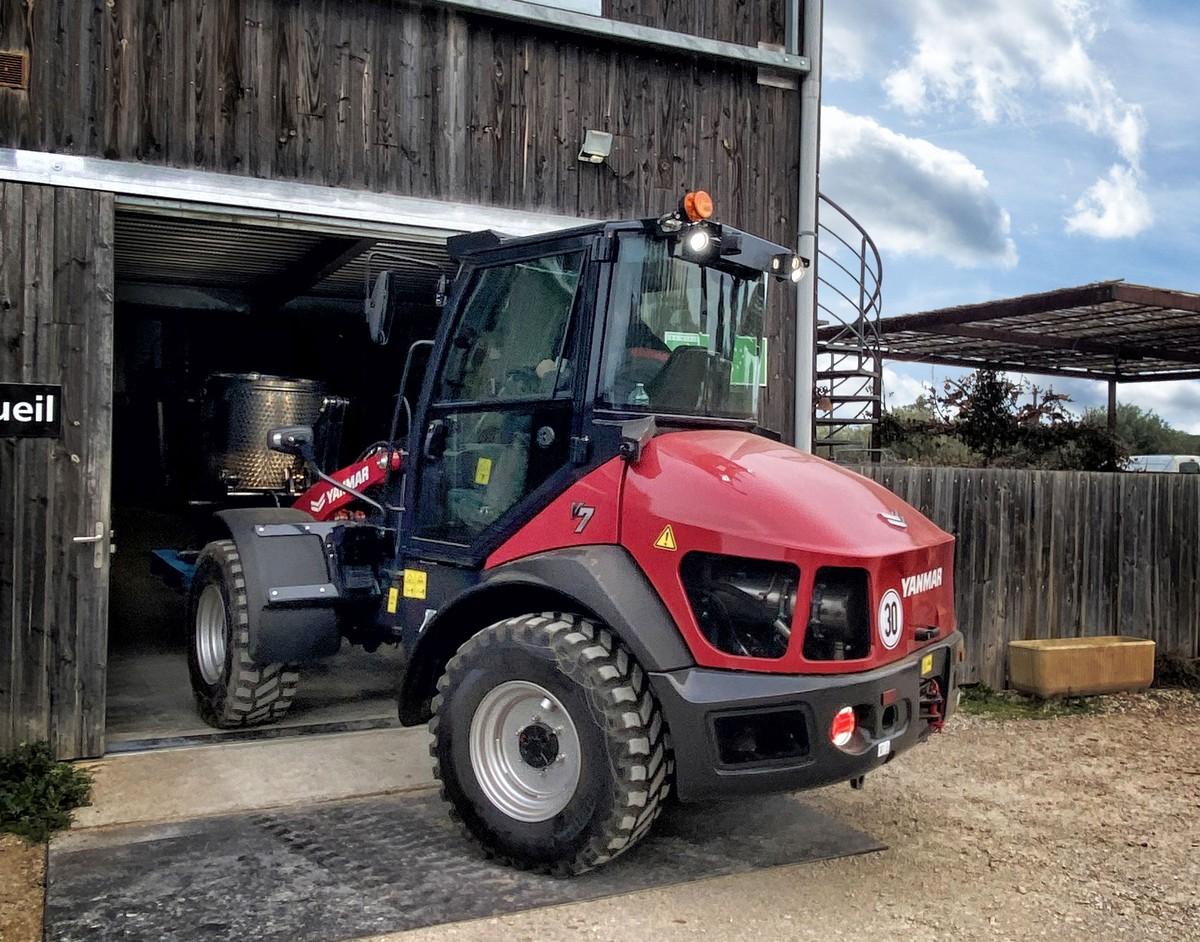 Passt auch, wenn es enger wird:  Der Radlader V7 ist keine zweieinhalb Meter hoch, 1,85 Meter breit und etwas länger als fünf Meter. | Foto: Yanmar