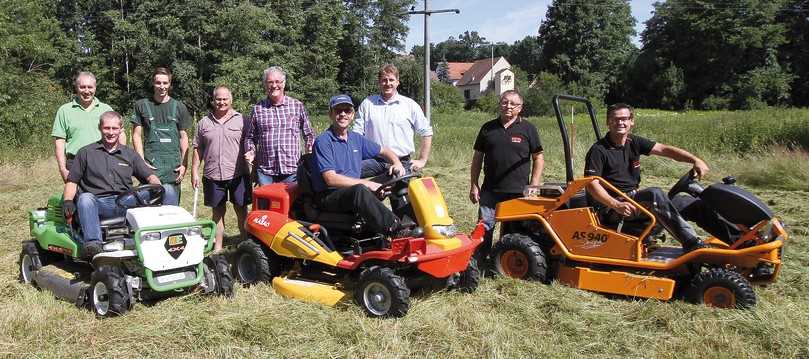 Zufriedene Praxistestteilnehmer (v.l.n.r): Hans und Maxi Steib (hintere Reihe)/Steib Motorgeräte, Mayk Lischke, Bodo Walter/Testlogistik, Erwin Bauer, Peter Böhm, Thomas Blaseck/Dorner GmbH, Franz Ganser und Timo Grün/beide AS-Motor. | Foto: Sonja Bauer Zufriedene Praxistestteilnehmer (v.l.n.r): Hans und Maxi Steib (hintere Reihe)/Steib Motorgeräte, Mayk Lischke, Bodo Walter/Testlogistik, Erwin Bauer, Peter Böhm, Thomas Blaseck/Dorner GmbH, Franz Ganser und Timo Grün/beide AS-Motor. | Foto: Sonja Bauer
