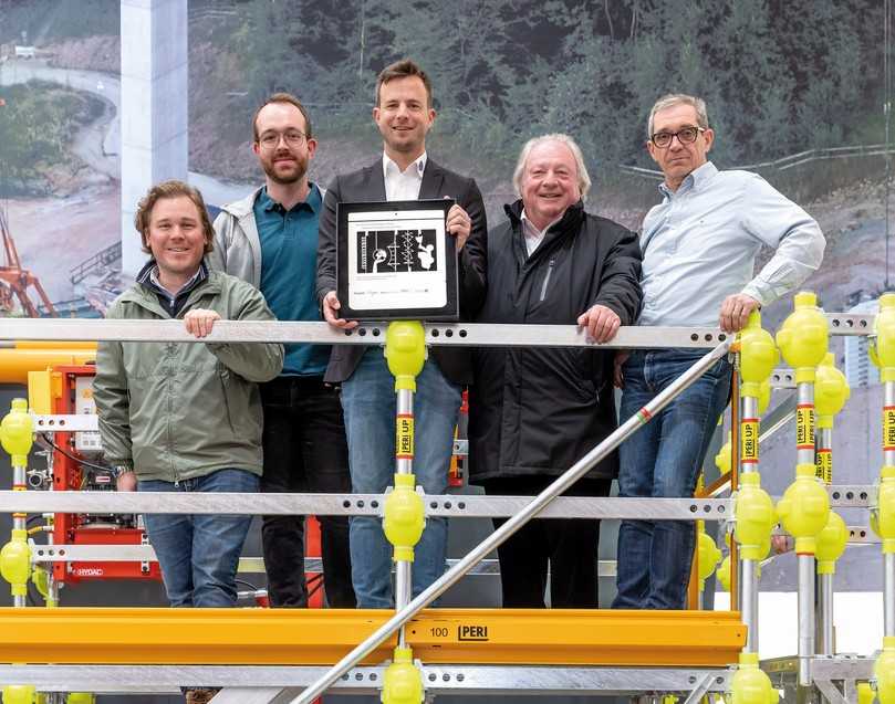Die Adam Hörnig Baugesellschaft, Gewinner des bauma Innovationspreises vor dem VCT Kragarmbahn Muster für den Neubau der Talbrücke Thulba in der Peri Messehalle | Foto: Peri SE