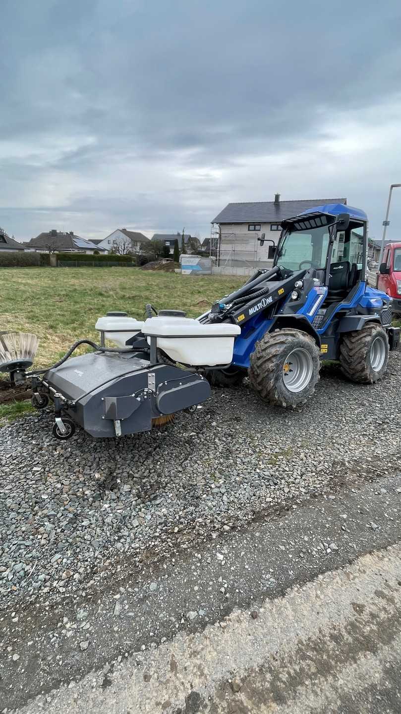 Der Multione 11.9 mit Kehrbesen soll auch im Winter gute Arbeit leisten. | Foto: Multione Der Multione 11.9 mit Kehrbesen soll auch im Winter gute Arbeit leisten. | Foto: Multione