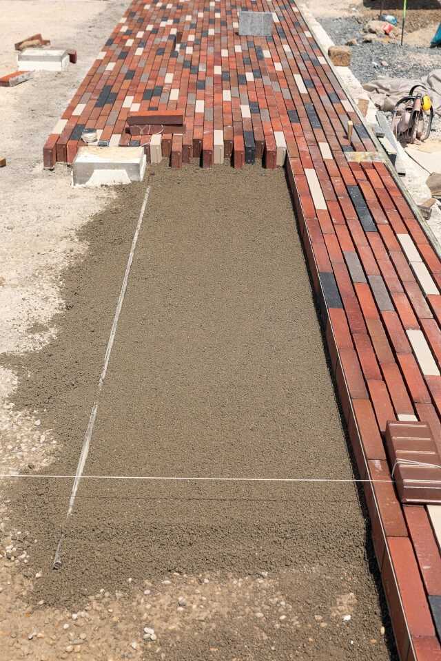 Aufgrund des handwerklichen Anspruchs kann bei der gebundenen Verlegung nur eine geringere Fläche pro Tag versetzt werden als bei der ungebundenen Bauweise.