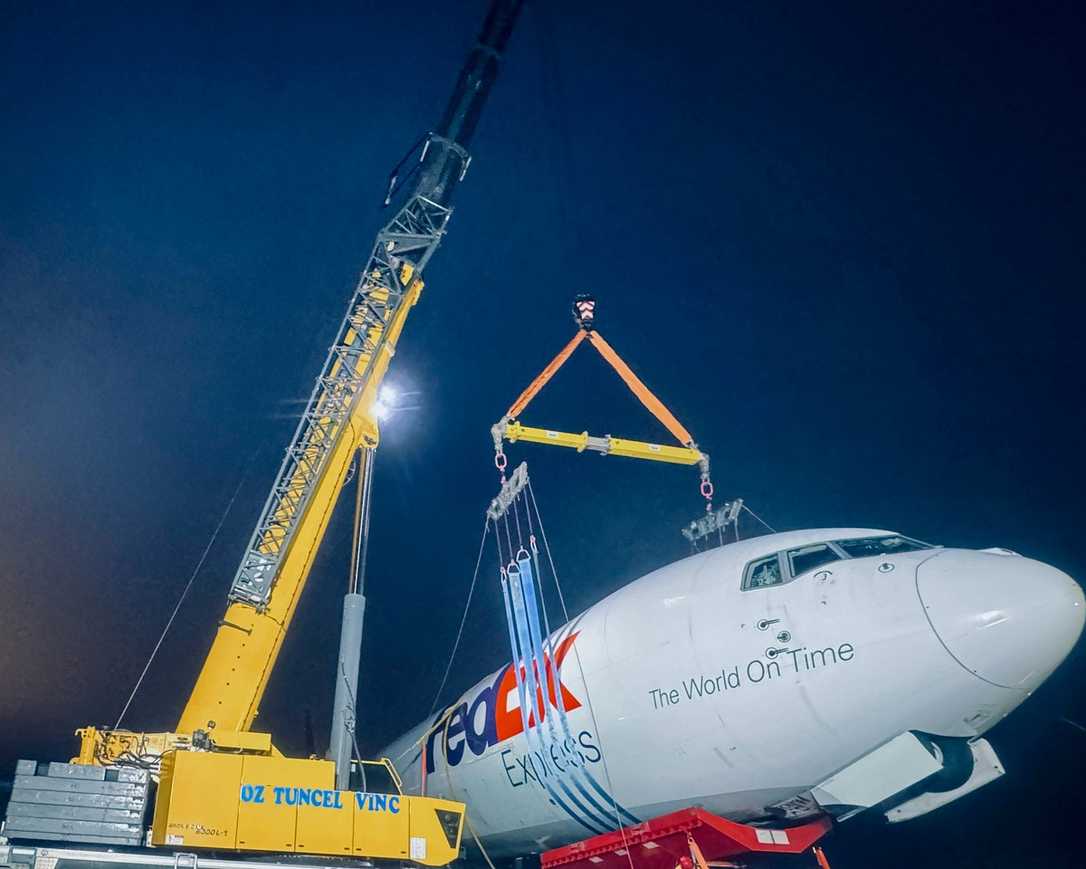 Boeing von FedEx nach Notfall mit Grove-Kran aufgerichtet Boeing von FedEx nach Notfall mit Grove-Kran aufgerichtet