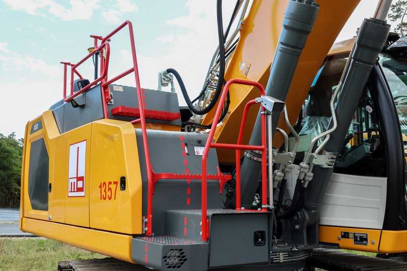 Für mehr Sicherheit: Trittstufen, Handläufe und Standpositionen am Bagger sind feuerrot lackiert. | Foto: Max Bögl/Florian Paul