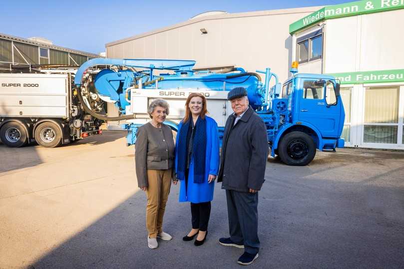 Die erste und zweite Generation der Familie, Carla, Stefanie und Karl Wiedemann, vor dem ersten Kanalreinigungsfahrzeug mit Wasserrecycling von 1977. | Foto: Wiedemann