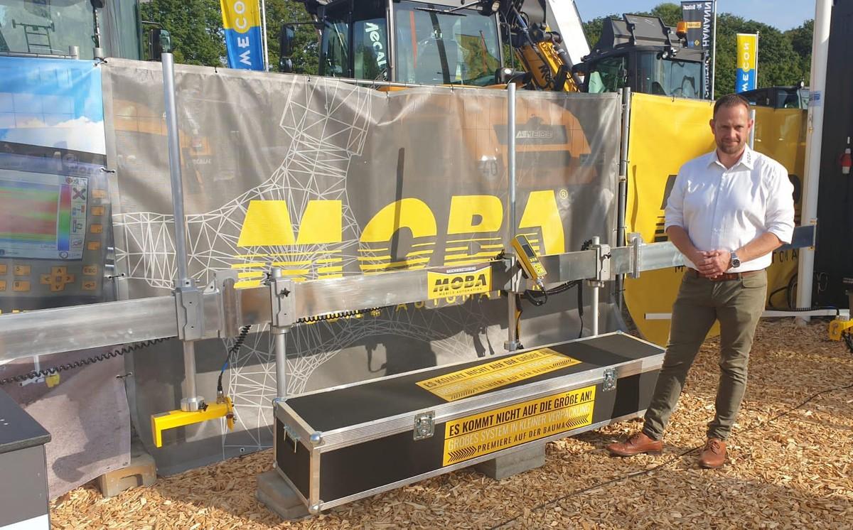 Was verbirgt sich in der großen Kiste am Stand von Moba Mobile Automation? „Das Geheimnis lüften wir auf der Bauma in München", verrät Gebietsverkaufsleiter Region Ost Markus Gottschald. „Es ist ein echter Kracher!" | Foto: Bernd Hinrichs