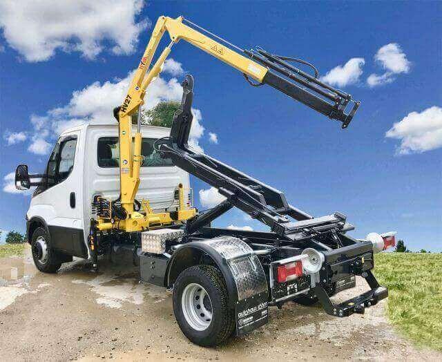 Der Daily-Siebentonner kann mehr: Hier als Abrollkipper mit Ladekran.