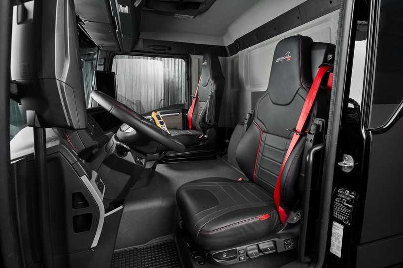 Mit Individual Lion S-Ausstattung dominiert innen schwarzes Leder mit roter Naht und vielen in Rot gehaltenen Applikationen. | Foto: MAN Truck & Bus SE Mit Individual Lion S-Ausstattung dominiert innen schwarzes Leder mit roter Naht und vielen in Rot gehaltenen Applikationen. | Foto: MAN Truck & Bus SE