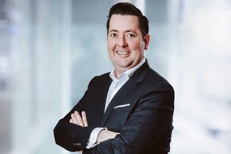 Carsten Simons ist Geschäftsführer der LivEye GmbH. Der Betriebswirt verantwortet die strategische Entwicklung des Unternehmens und hat LivEye vom Systemanbieter zu einem Technologie- und Betreiberunternehmen für KI-gestützte Videoüberwachung mit eigener Entwicklung und Fertigung in Deutschland weiterentwickelt. | Foto: LivEye