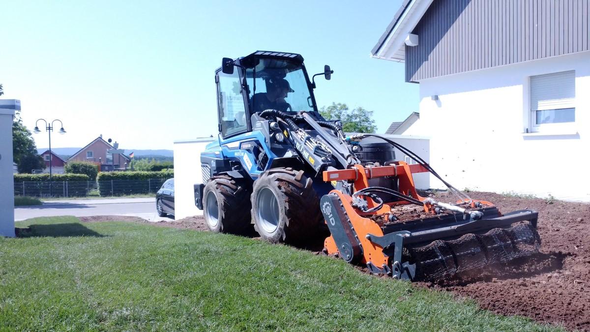 Umkehrfräse im Einsatz: Mit dem gemieteten Anbaugerät fertigt Erik Schweizer ein Rasenplanum für den bereits angelieferten Rollrasen. Die Ballonbereifung des 8.5 sorgt für geringeren Bodendruck. | Foto: Schweizer Umkehrfräse im Einsatz: Mit dem gemieteten Anbaugerät fertigt Erik Schweizer ein Rasenplanum für den bereits angelieferten Rollrasen. Die Ballonbereifung des 8.5 sorgt für geringeren Bodendruck. | Foto: Schweizer