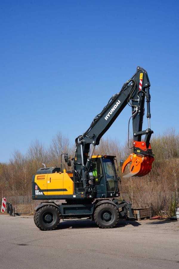 Verstellausleger, Pratzen- und Schildabstützung machen die HW-Bagger zu Helfern im Rundholzumschlag. | Foto: Hyundai