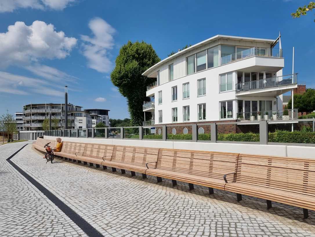 „Maritimen Meile“ in Wedel bekommt eine sehr lange Sitzbank von Union-Freiraum Mobiliar „Maritimen Meile“ in Wedel bekommt eine sehr lange Sitzbank von Union-Freiraum Mobiliar