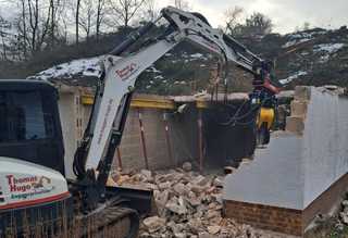 Diese Abbruchzange trennt Beton und Stahl in einem Schritt