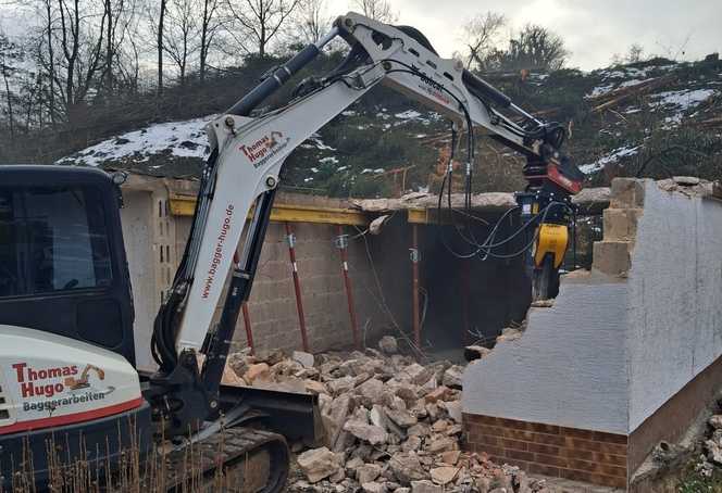 Diese Abbruchzange trennt Beton und Stahl in einem Schritt
