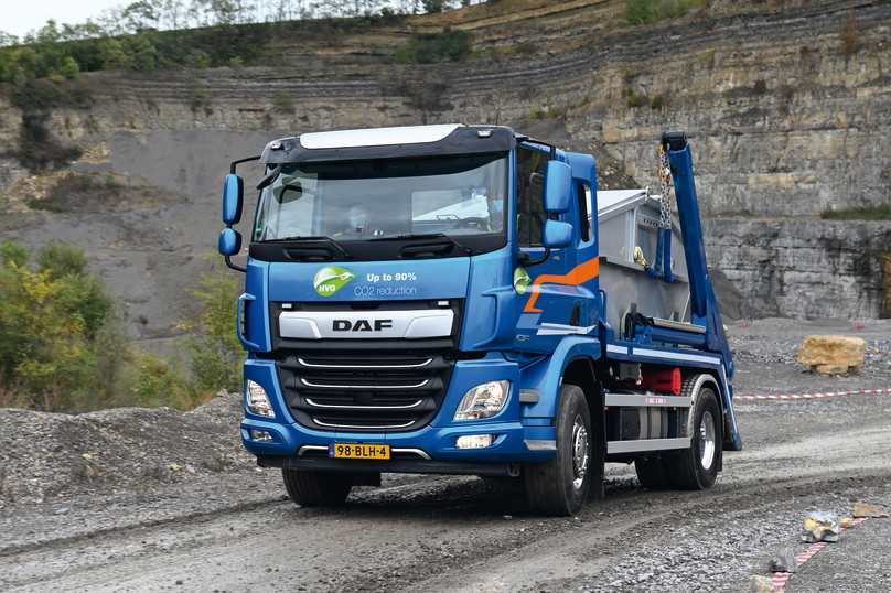 Eine satte Motorisierung, kurzer Radstand und große Lenkwinkel machen den DAF CF410 FA 4x2-Absetzkipper zum agilen Partner bei der Baustel-lenentsorgung. | Foto: Quatex Eine satte Motorisierung, kurzer Radstand und große Lenkwinkel machen den DAF CF410 FA 4x2-Absetzkipper zum agilen Partner bei der Baustel-lenentsorgung. | Foto: Quatex