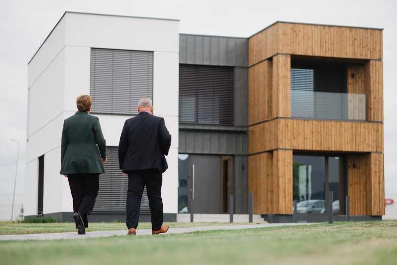 Klara Geywitz und Mod21-Geschäftsführer Theodor Kaczmarczyk vor dem Showroom im polnischen Örtchen Ostaszewo. | Foto: MOD21 Klara Geywitz und Mod21-Geschäftsführer Theodor Kaczmarczyk vor dem Showroom im polnischen Örtchen Ostaszewo. | Foto: MOD21