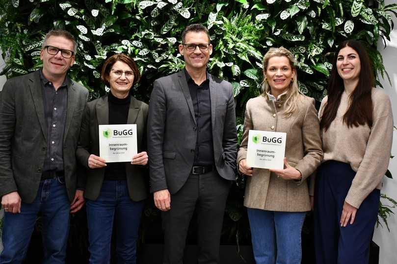Persönliche Preisübergabe (v.l.n.r.): Achim Eilingsfeld und Heike Schneider (beide Geschäftsleitung der Gefässerie), Dr. Gunter Mann (BuGG-Präsident), Annelies Kieboom (Commercial Director Europe bei Mobilane) und Kathrin Stein (Teamleitung Backoffice/Project Coordination bei Mobilane). | Foto: Bundesverband GebäudeGrün Persönliche Preisübergabe (v.l.n.r.): Achim Eilingsfeld und Heike Schneider (beide Geschäftsleitung der Gefässerie), Dr. Gunter Mann (BuGG-Präsident), Annelies Kieboom (Commercial Director Europe bei Mobilane) und Kathrin Stein (Teamleitung Backoffice/Project Coordination bei Mobilane). | Foto: Bundesverband GebäudeGrün