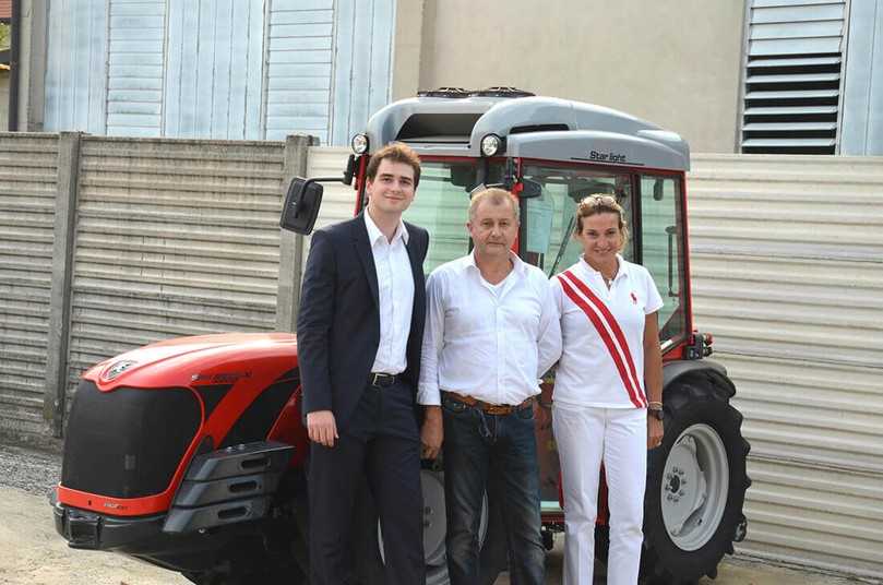 B_I galabau Redakteur Lasse Lommel, Pierclaudio Massorotto und Liliana Carraro vor einem Frisch gebauten Traktor der Tigre-Serie. Schon in den 70er Jahren baute Antonio Carraro seine Forschungs- und Entwicklungsabteilung stark aus. Chefingenieur Pierclaudio Massarotto hat heute 35 Entwickler in seiner Mannschaft. B_I galabau Redakteur Lasse Lommel, Pierclaudio Massorotto und Liliana Carraro vor einem Frisch gebauten Traktor der Tigre-Serie. Schon in den 70er Jahren baute Antonio Carraro seine Forschungs- und Entwicklungsabteilung stark aus. Chefingenieur Pierclaudio Massarotto hat heute 35 Entwickler in seiner Mannschaft.