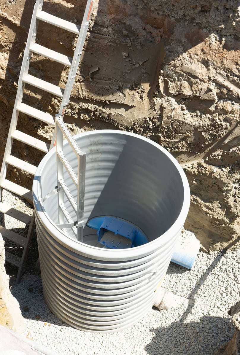 Die kompakten DWCor-Kombischächte zeigen in engen Baugruben ihre eigentliche Größe. Sowohl Schmutzwasser als auch Fremdwasser werden in Ansbach durch ein und dasselbe Schachtbauwerk geführt. | Foto: Funke Kunststoffe
