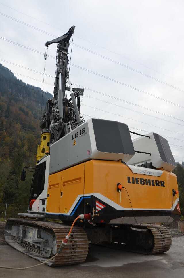 Batterien huckepack: Was anfangs noch etwas klobig aussah, wurde von den Liebherr-Konstrukteuren und -Designern schließ- lich zu einer recht ansehnlichen Maschine entwickelt. | Foto: B_I