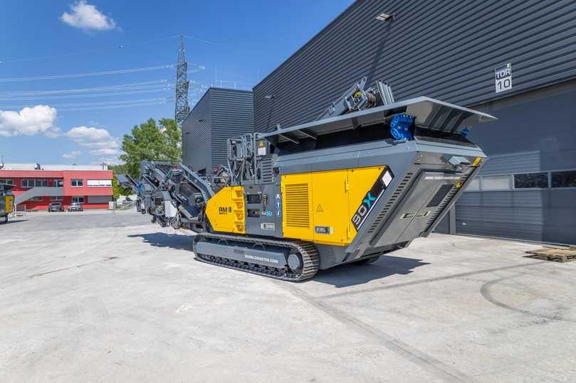 Der RM 90X wird per Funkfernsteuerung bedient. Ein Rinnen-Boost hilft bei Materialstaus. | Foto: Christophel