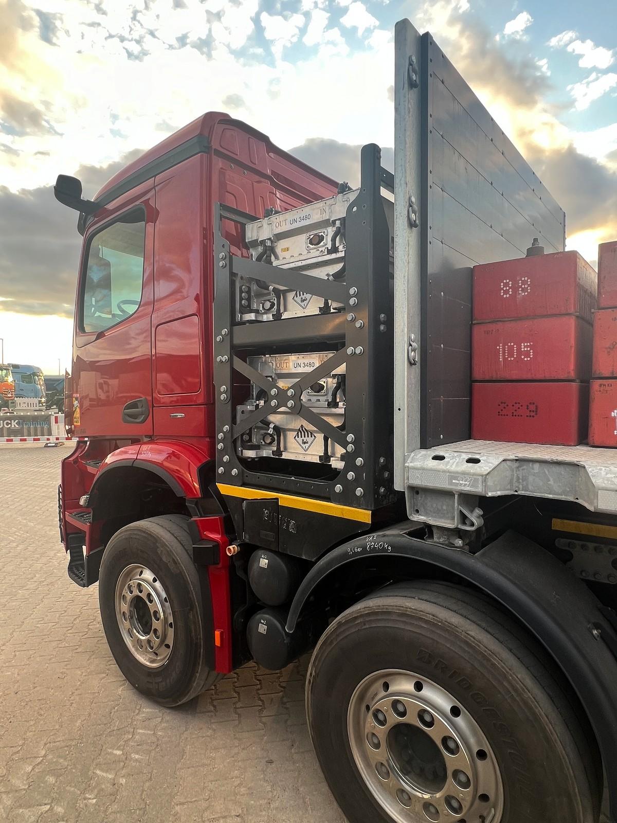 Ohne Verkleidung am Versuchsträger sind die Batteriepakete hinterm Fahrerhaus des eArocs 400 sichtbar. | Foto: FH Ohne Verkleidung am Versuchsträger sind die Batteriepakete hinterm Fahrerhaus des eArocs 400 sichtbar. | Foto: FH