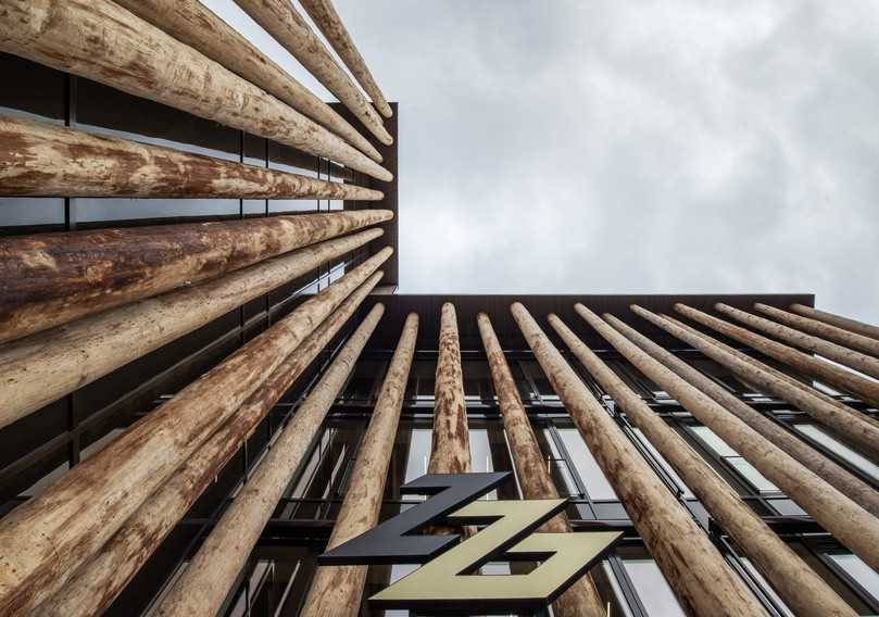 Die 19 Meter hohen Fichtenstämme sollen natürlich vergrauen. | Foto: mju-Fotografie Die 19 Meter hohen Fichtenstämme sollen natürlich vergrauen. | Foto: mju-Fotografie