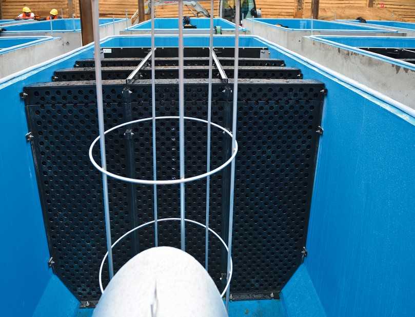 Lochplatten sind im Koaleszenzkanal quer zur Strömungsrichtung montiert | Foto: Aco Tiefbau Lochplatten sind im Koaleszenzkanal quer zur Strömungsrichtung montiert | Foto: Aco Tiefbau