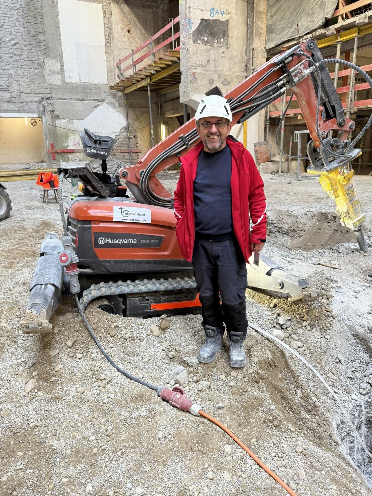 Für Geschäftsführer Ilir Bujupi sind elektrisches Arbeiten in geschlossenen Räumen, ergonomische Maschinen sowie reduzierter Vibrations- und Staubeinfluss unverzichtbar. | Foto: Husqvarna Construction Für Geschäftsführer Ilir Bujupi sind elektrisches Arbeiten in geschlossenen Räumen, ergonomische Maschinen sowie reduzierter Vibrations- und Staubeinfluss unverzichtbar. | Foto: Husqvarna Construction