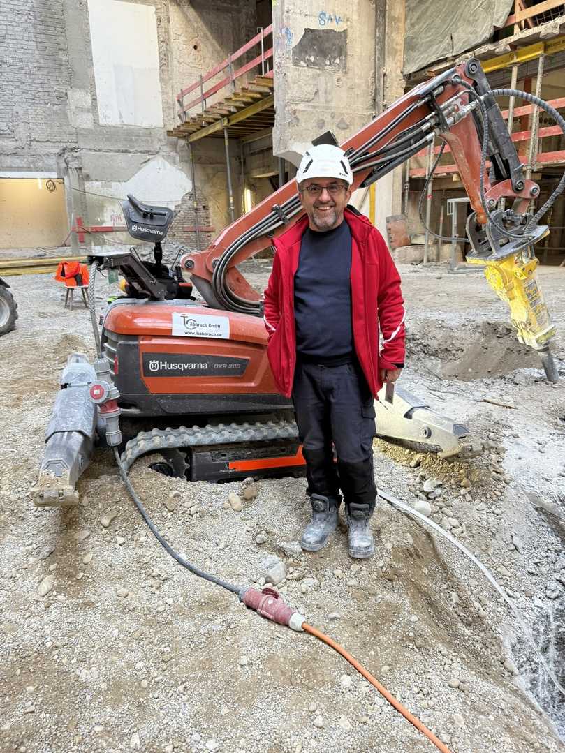 Für Geschäftsführer Ilir Bujupi sind elektrisches Arbeiten in geschlossenen Räumen, ergonomische Maschinen sowie reduzierter Vibrations- und Staubeinfluss unverzichtbar. | Foto: Husqvarna Construction Für Geschäftsführer Ilir Bujupi sind elektrisches Arbeiten in geschlossenen Räumen, ergonomische Maschinen sowie reduzierter Vibrations- und Staubeinfluss unverzichtbar. | Foto: Husqvarna Construction