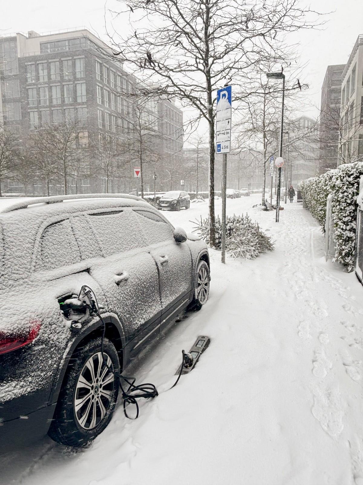 Einsatzbereit bei unterschiedlichen Witterungsbedingungen: Ein im Ladebordstein integriertes Heiz-und Kühlsystem macht es möglich. | Foto: Berding