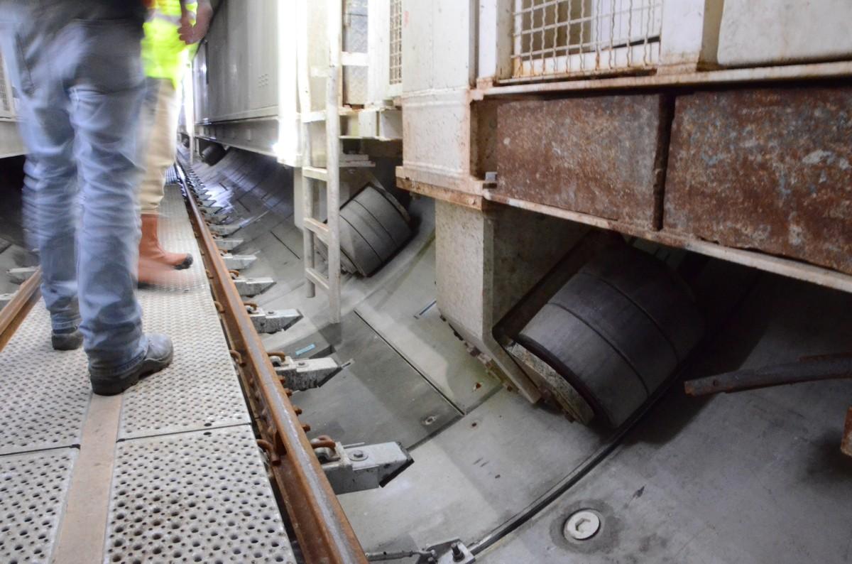 Ganz langsam gräbt und baut die Mixschild-TBM Elsa den ElbX-Tunnel. Sie bewegt sich dabei auf diesen Rollen vorwärts. | Foto: B_I/Saric