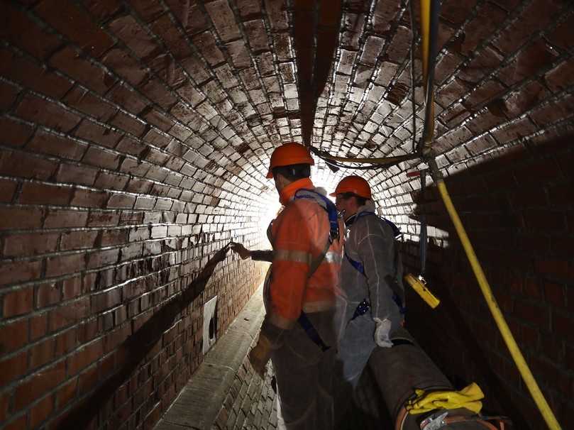 Bei einem weiteren Baustellenbesuch ging es um die mineralische Sanierung von begehbaren Mauerwerkskanälen. | Foto: Stadtentwässerungsbetrieb Düsseldorf