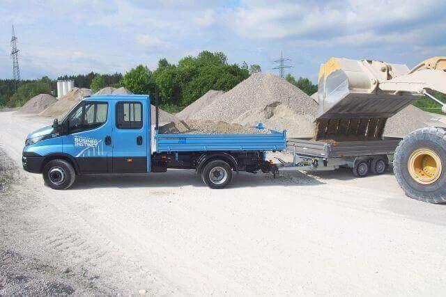 Großer Lader, kleiner Lkw: Die Waage in der Laderhydraulik macht feinfühliges Laden möglich.
