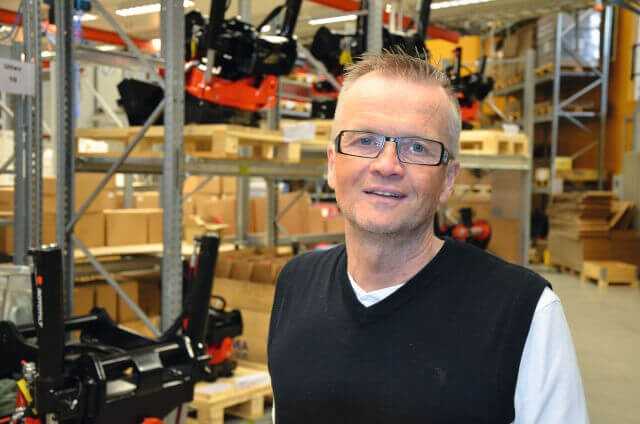 „Jeder einzelne Tiltrotator wird vor dem Versand getestet. Wir probieren das Gerät und die Steuerung aus und stellen so sicher, dass alles zuverlässig funktioniert. So untermauern wir unseren Qualitätsanspruch“, sagt Tord Johansson, Produktionsleiter im Rototilt-Werk in Vindeln. | Foto: bi