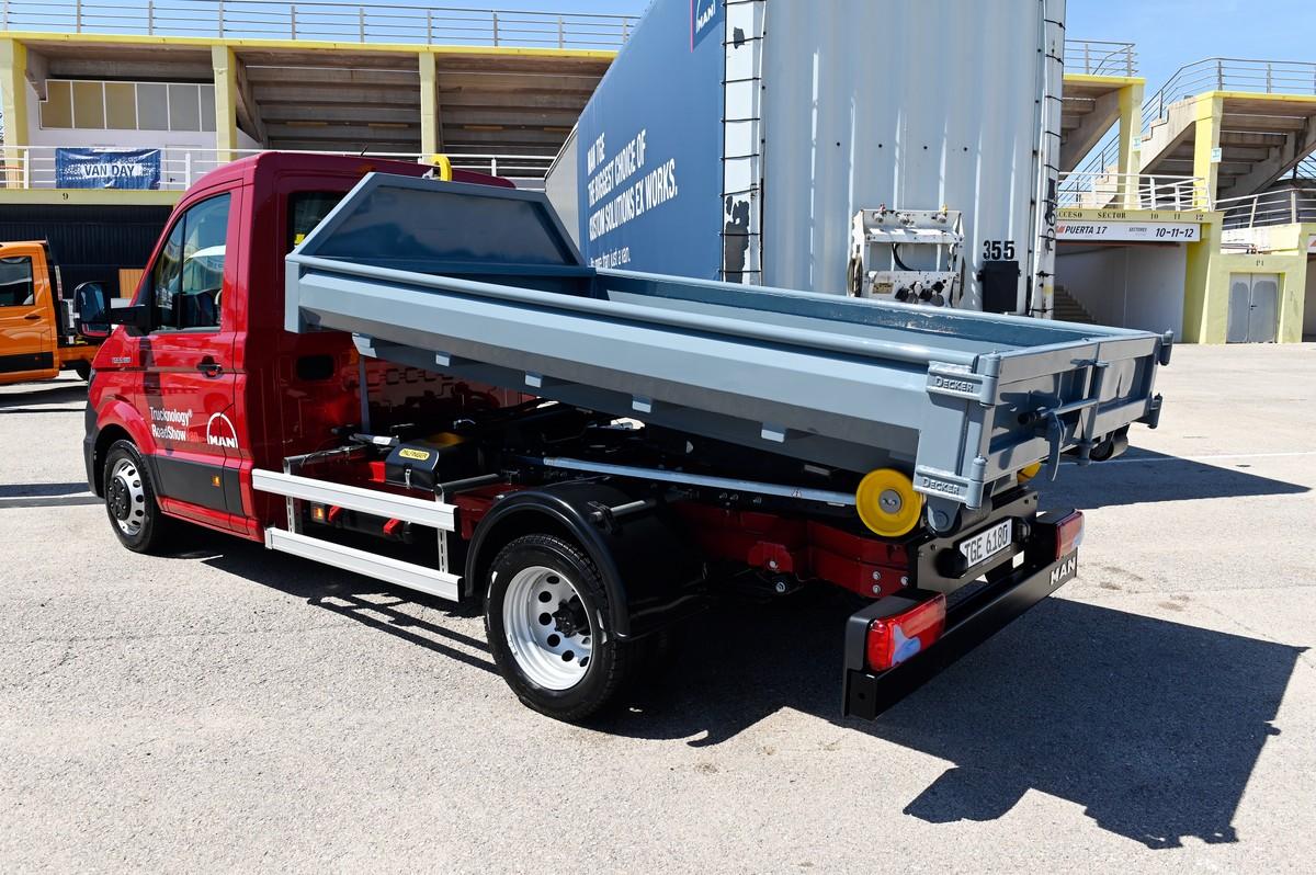 Schwerer Junge: TGE 6.180 mit Hakenlift und Abrollkipper. Transportiert alles – einschließlich Minibagger. | Foto: Randolf Unruh Schwerer Junge: TGE 6.180 mit Hakenlift und Abrollkipper. Transportiert alles – einschließlich Minibagger. | Foto: Randolf Unruh