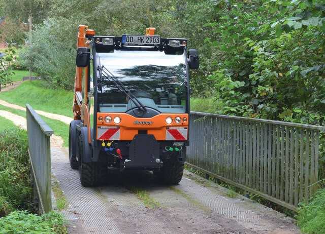Mit nur 1,33 m Breite und einem Wendekreis von nur 3,25 m ist der Multicar M29 ideal für den Einsatz auf beengten Straßen und Wirtschaftswegen. | Fotos: Hako