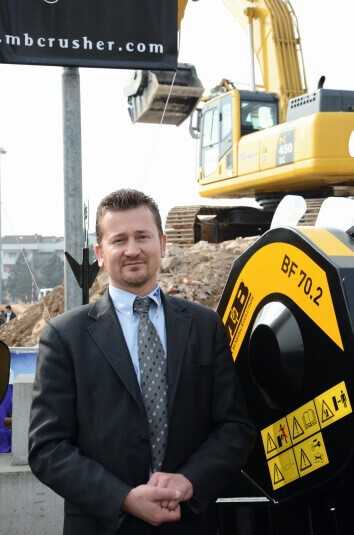 Guido Azzolin ist Geschäftsführer von MB. Die Idee des Backenbrecherlöffels als Baggeranbaugerät stammt aus seiner Familie, die auf eine lange Tradition als Bauunter- nehmer zurückblicken kann. Guido Azzolin ist Geschäftsführer von MB. Die Idee des Backenbrecherlöffels als Baggeranbaugerät stammt aus seiner Familie, die auf eine lange Tradition als Bauunter- nehmer zurückblicken kann.