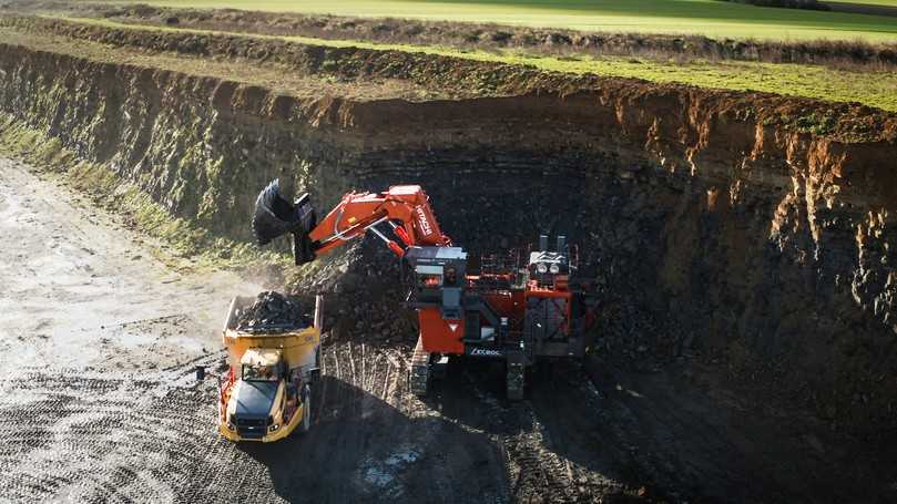 Der Hitachi-Großbagger EX2000-7 ist im Oktober 2025 in Betrieb gegangen. | Foto: Hitachi