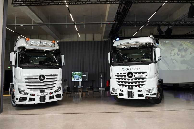 Actros wie Arocs sind in SLT-Schwerlast-Version mit drei, vier oder fünf Achsen für bis zu 1.000 Tonnen Gesamtzuggewicht im Verbund zu haben. | Foto: FH