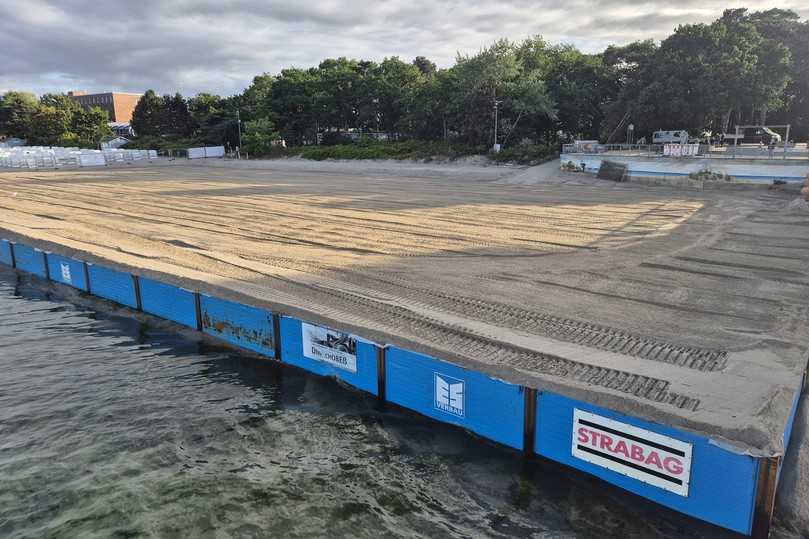 Insgesamt wurden 4.500 m³ Sand bewegt, um den Höhenunterschied vom Dünenfuß bis zum Spülsaum auszugleichen und eine ebene Fläche für den Stadionbau herzustellen. | Foto: Terra Infrastructure GmbH