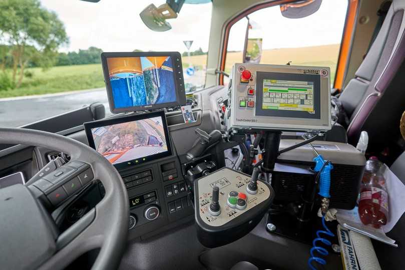 Effizienz im Einmann-Betrieb: Alle Funktionen der Schäfer-Technic-Bitumenvorspritzmaschine steuerbar vom Fahrerhaus aus. | Foto: Schäfer-Technic Effizienz im Einmann-Betrieb: Alle Funktionen der Schäfer-Technic-Bitumenvorspritzmaschine steuerbar vom Fahrerhaus aus. | Foto: Schäfer-Technic
